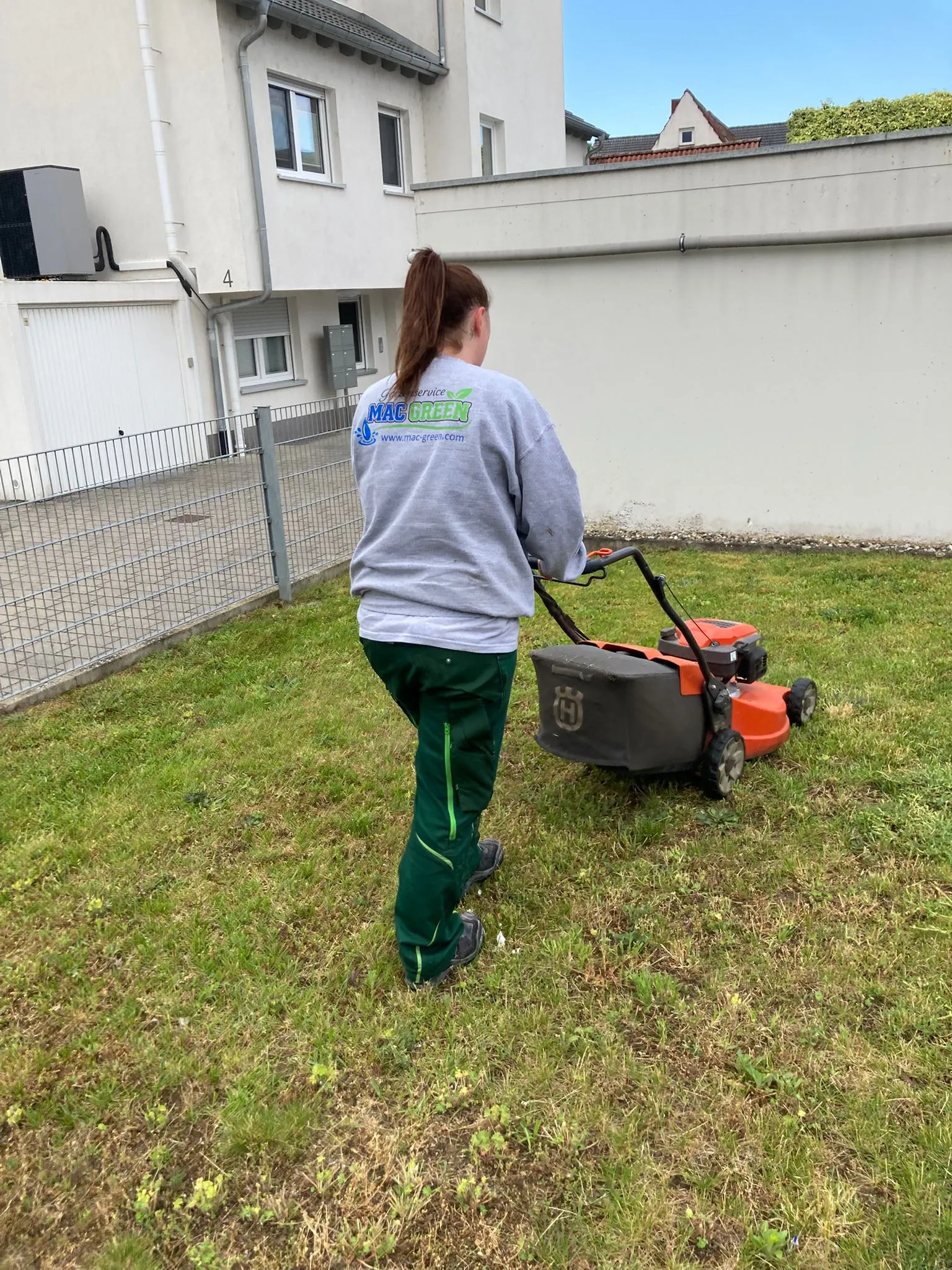 Rasenpflege durch einen Gärtner in Stralsund